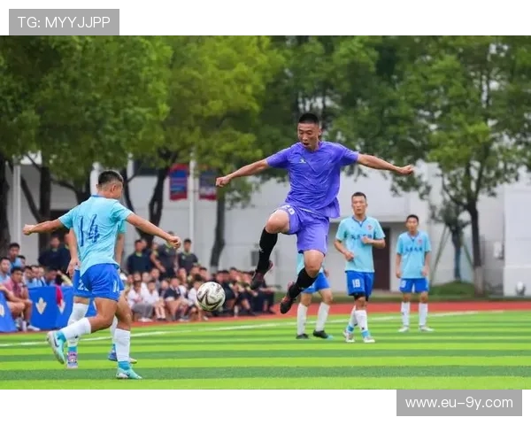 围绕绿茵场上飞舞的足球展开一场激情与团队精神的较量 围绕绿茵场上飞舞的足球展开一场激情与团队精神的较量